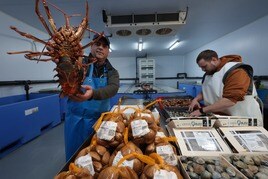 Clientes llenan el mercado de Atarazanas los días antes de Nochebuena.