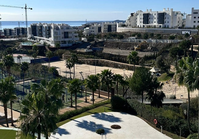 Camiones y obras, en la zona de las cuatro nuevas pistas de tenis (parte superior de la imagen) en el Hotel Higuerón de Fuengirola.