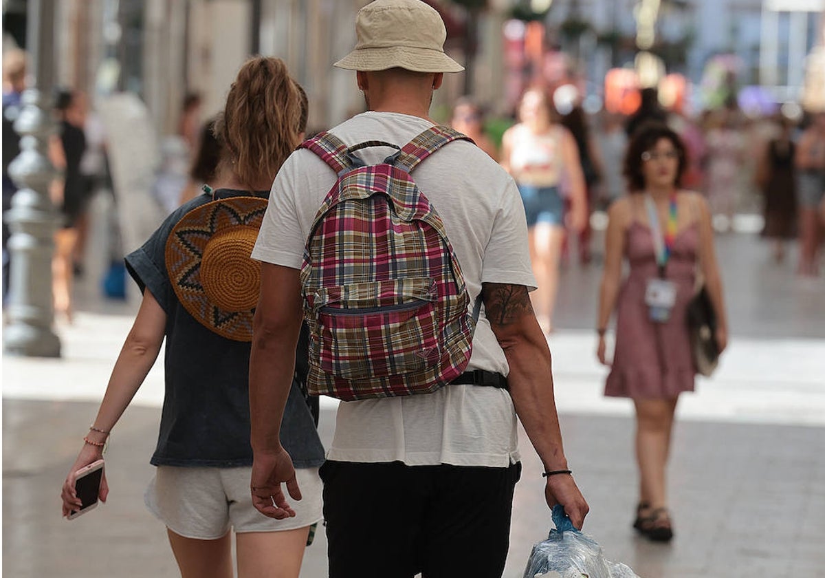 Turistas se dirigen, con su equipaje, hacia su alojamiento.