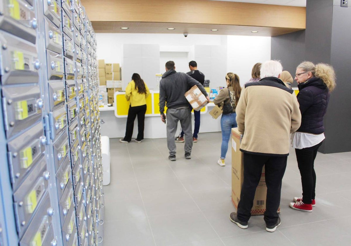 Interior de la nueva oficina de Correos de Alhaurín el Grande.