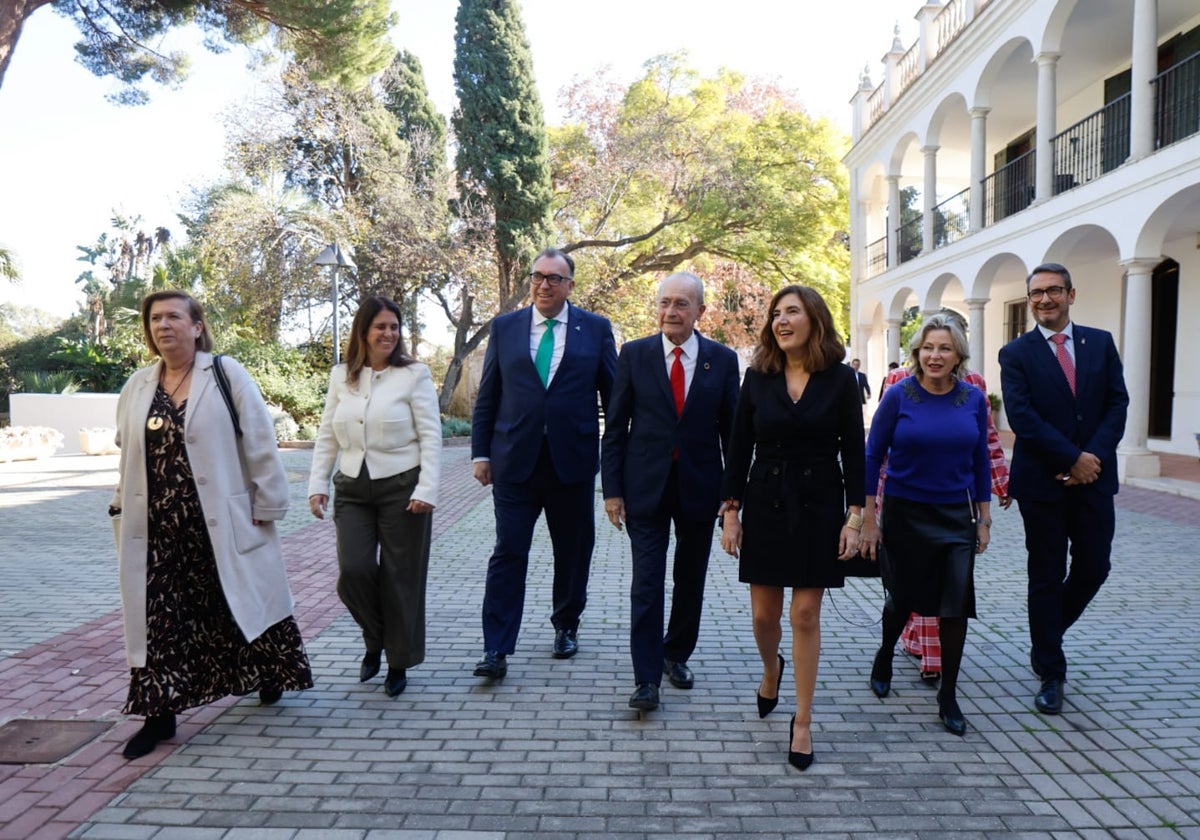 Arturo Bernal, Francisco de la Torre y Rocío Blanco (en el centro), a su llegada a La Cónsula.