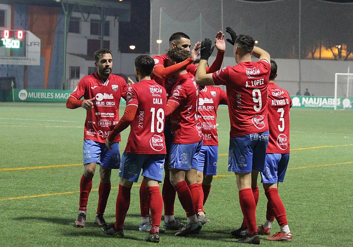 Jugadores del Torre del Mar celebran un gol.