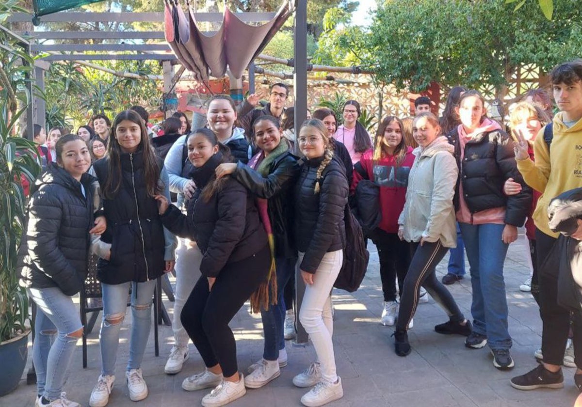 Los alumnos del IES Bahía Marbella que han visitado a los ancianos de la residencia 'El Carmen.