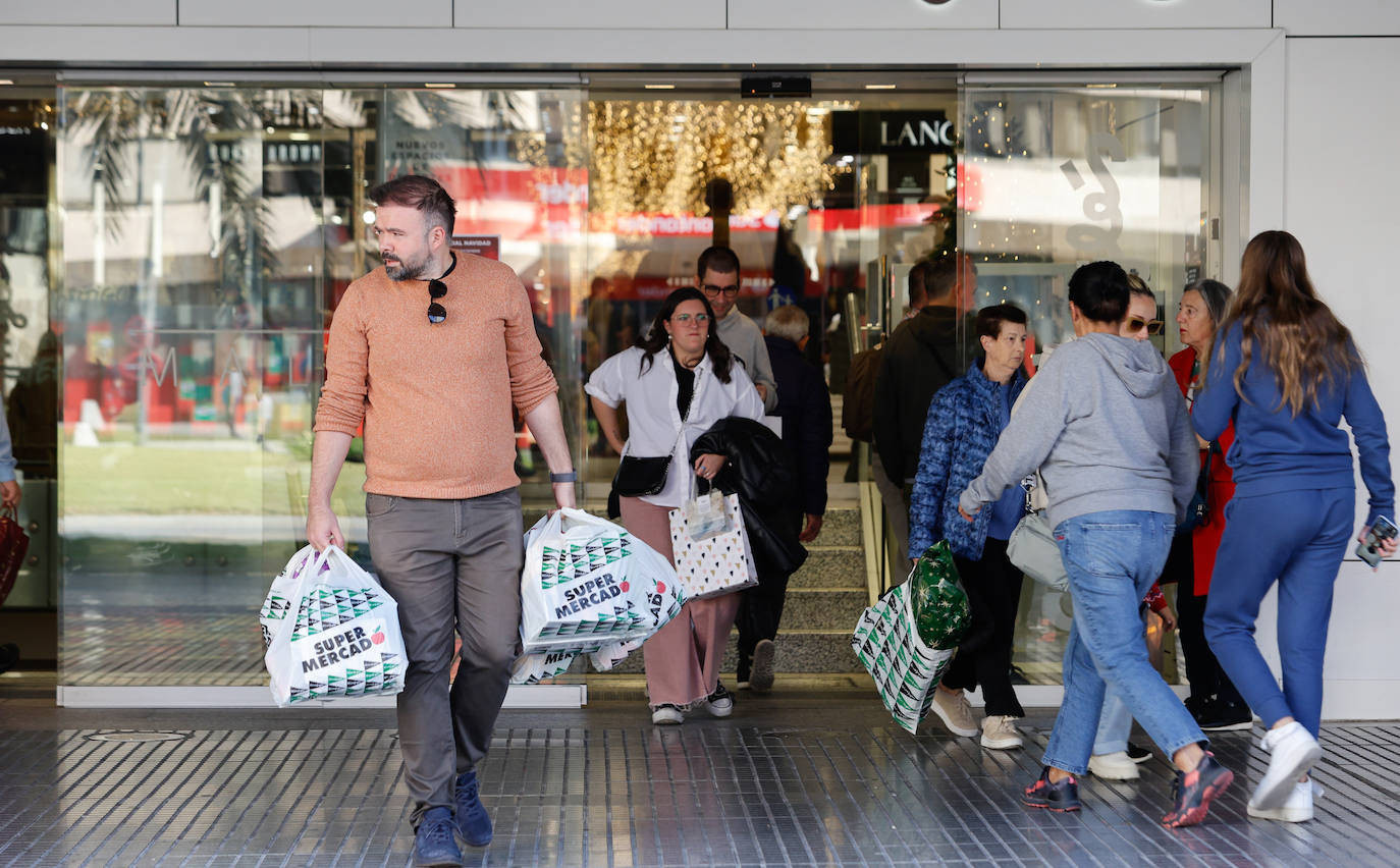 Jornada de últimas compras en Málaga antes de Nochebuena y Navidad