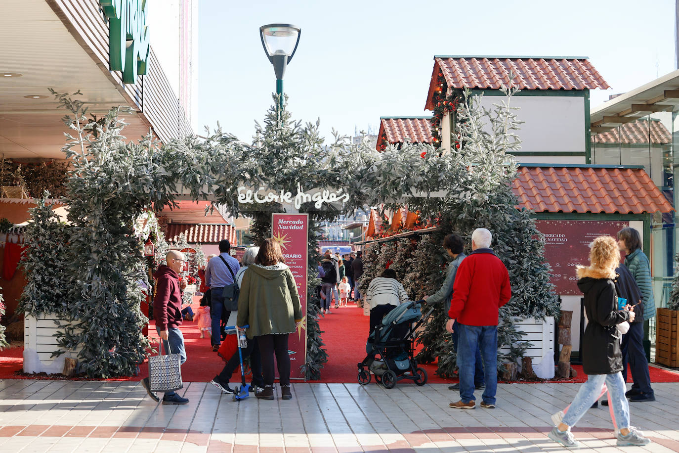 Jornada de últimas compras en Málaga antes de Nochebuena y Navidad