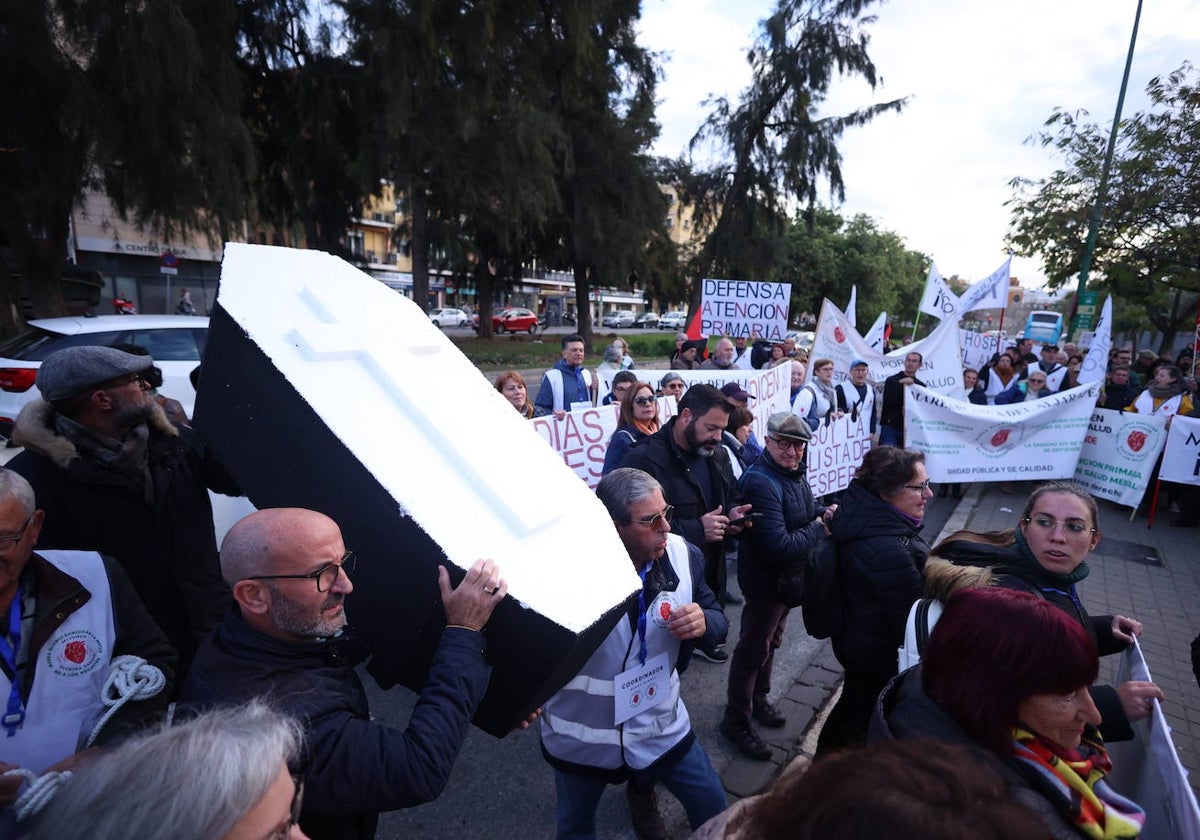 Manifestación a las puertas del Parlamento durante el debate de los Presupuestos.