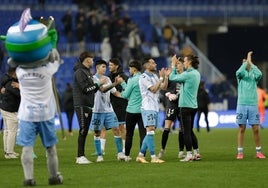 Jugadores del Málaga se despiden tras el choque de la Copa del Rey en La Rosaleda ante el Eldense