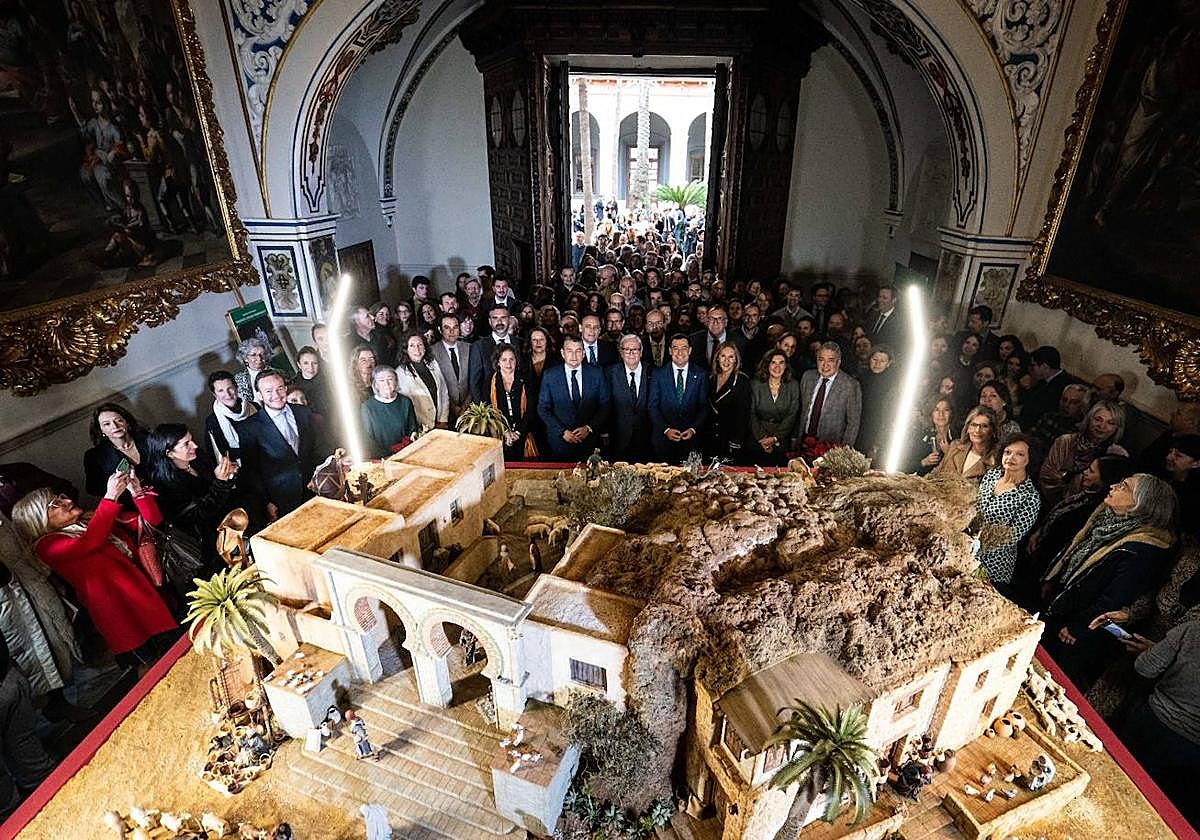 El presidente y consejeros del Gobierno andaluz, con los belenistas malagueños que han hecho el Belén de San Telmo 2023