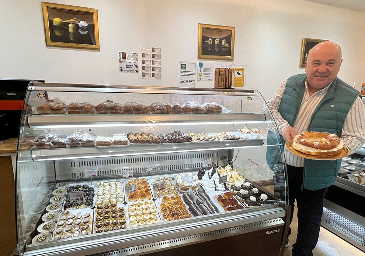 Antonio Carmona ante el expositor de productos sin gluten