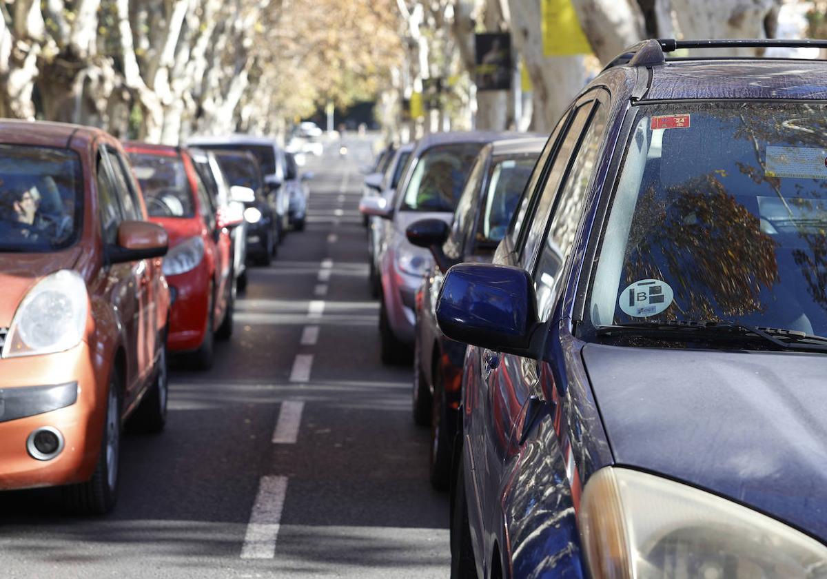 Detalle de la etiqueta de un coche, este martes en Málaga.