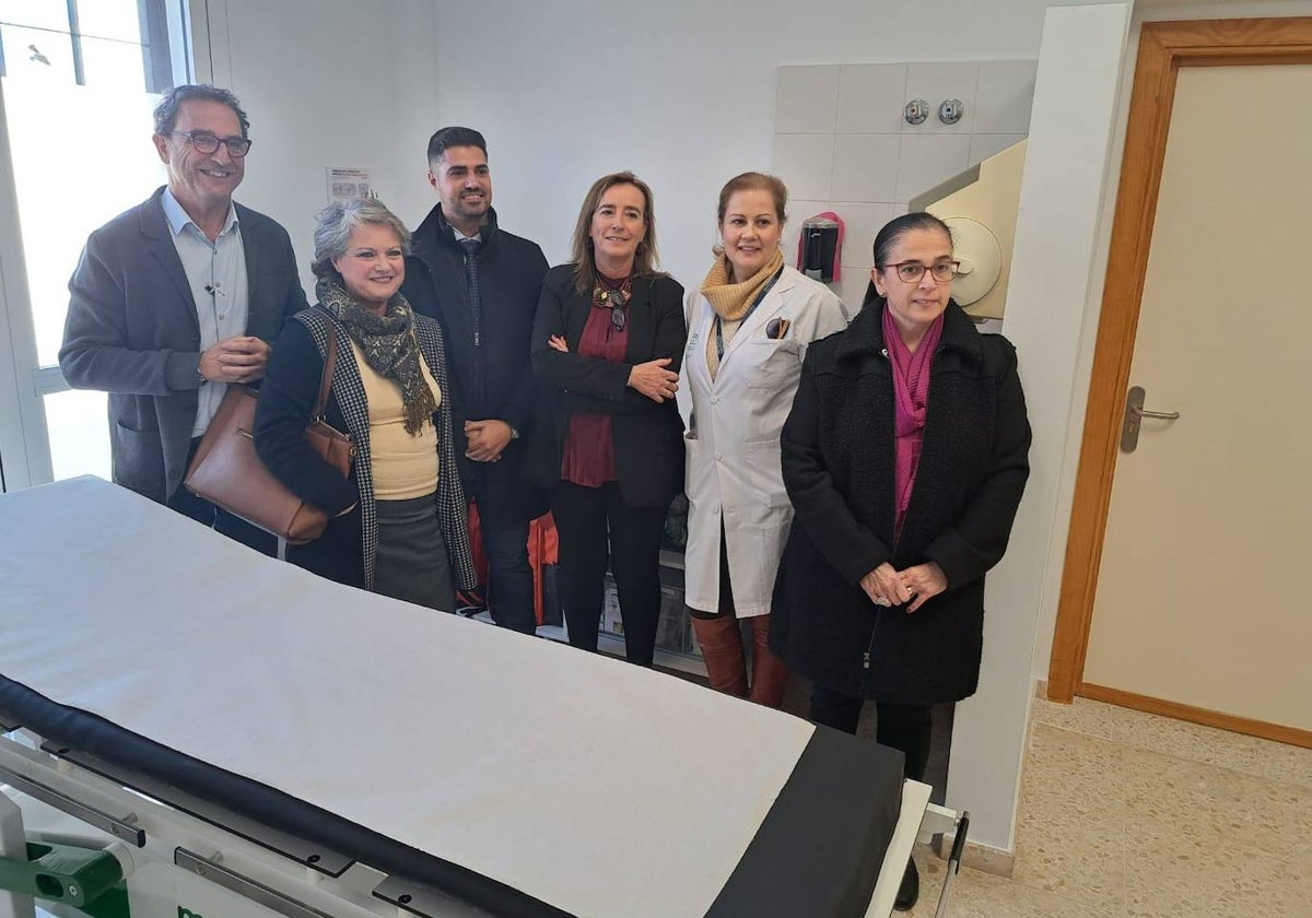 Siro Pachón, Carlos Bautista y equipo médico del consultorio, en una de las nuevas consultas.