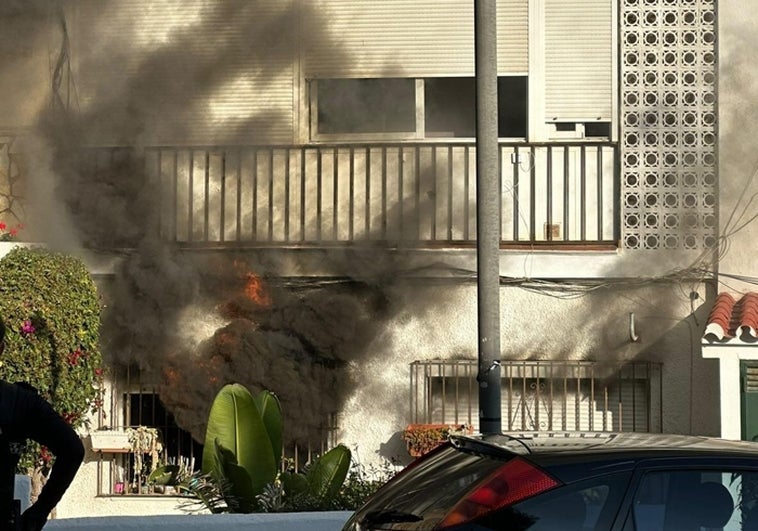 Sofocan el fuego originado en la cocina de una casa de Calahonda