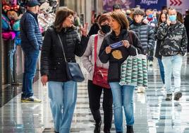 Sanidad admite un repunte de gripe y Covid y vuelve a recomendar el uso de mascarillas