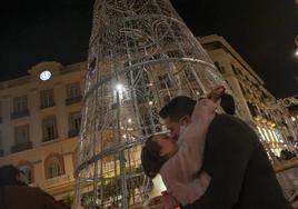 Dos jóvenes se besan en Nochevieja en una imagen de archivo.