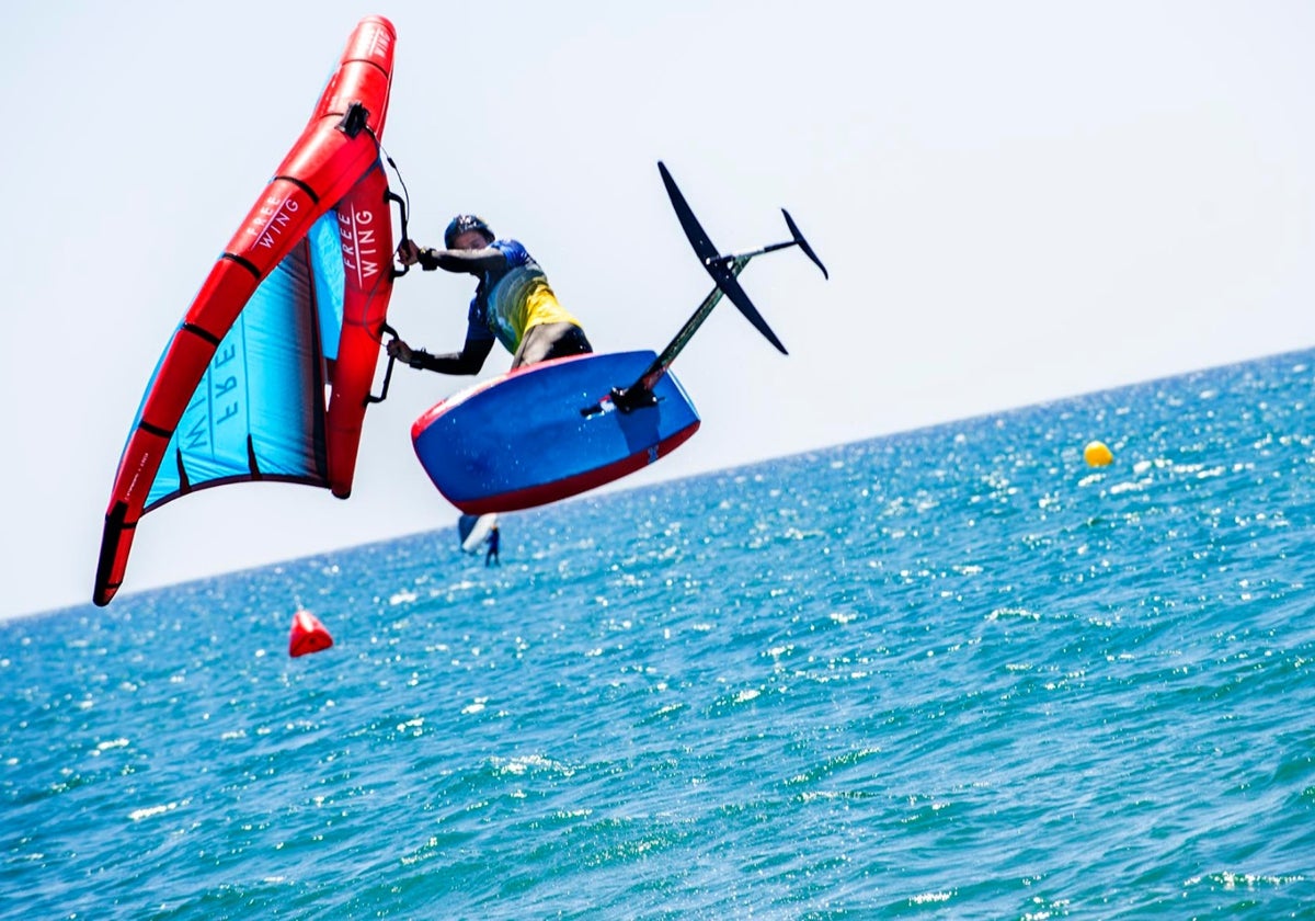 Práctica de wingfoil en Torremolinos.