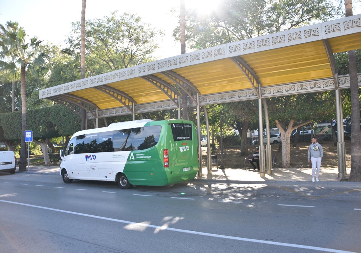 Parada del autobús en la Plaza de España de Alhaurín de la Torre.