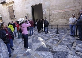 Una turista inmortaliza su paso por el Museo Picasso de Málaga.