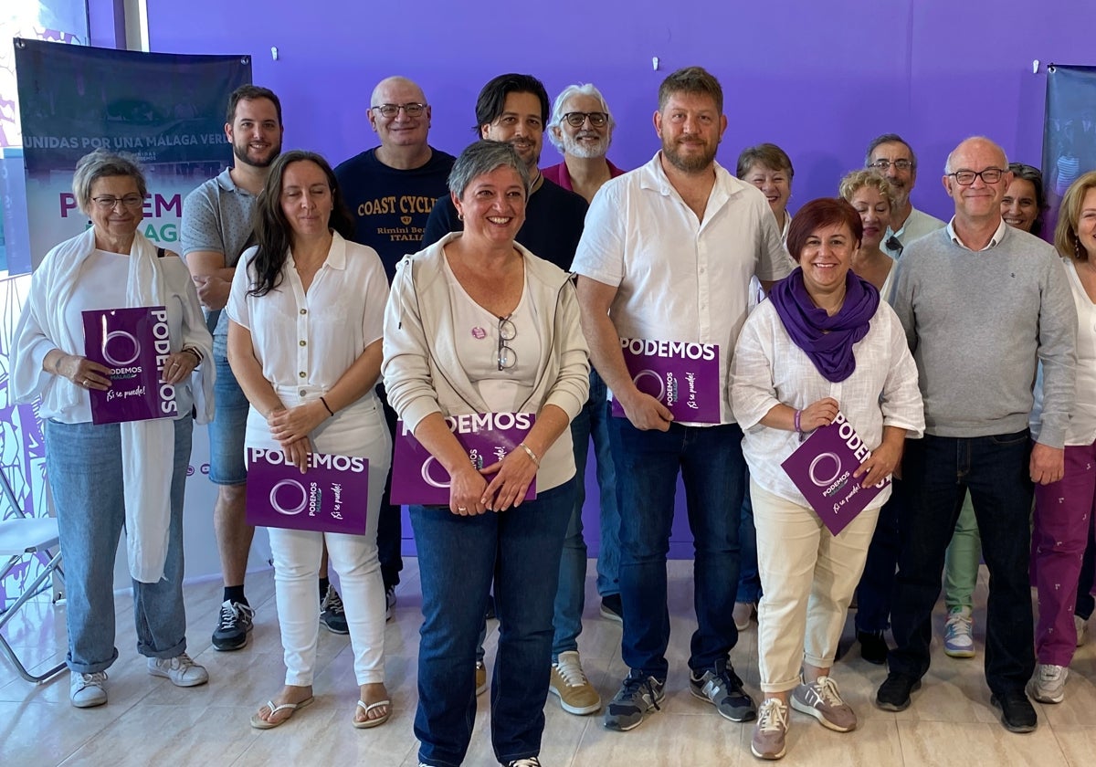 González tercera por la izquierda en primera fila junto a otros dirigentes de Podemos.