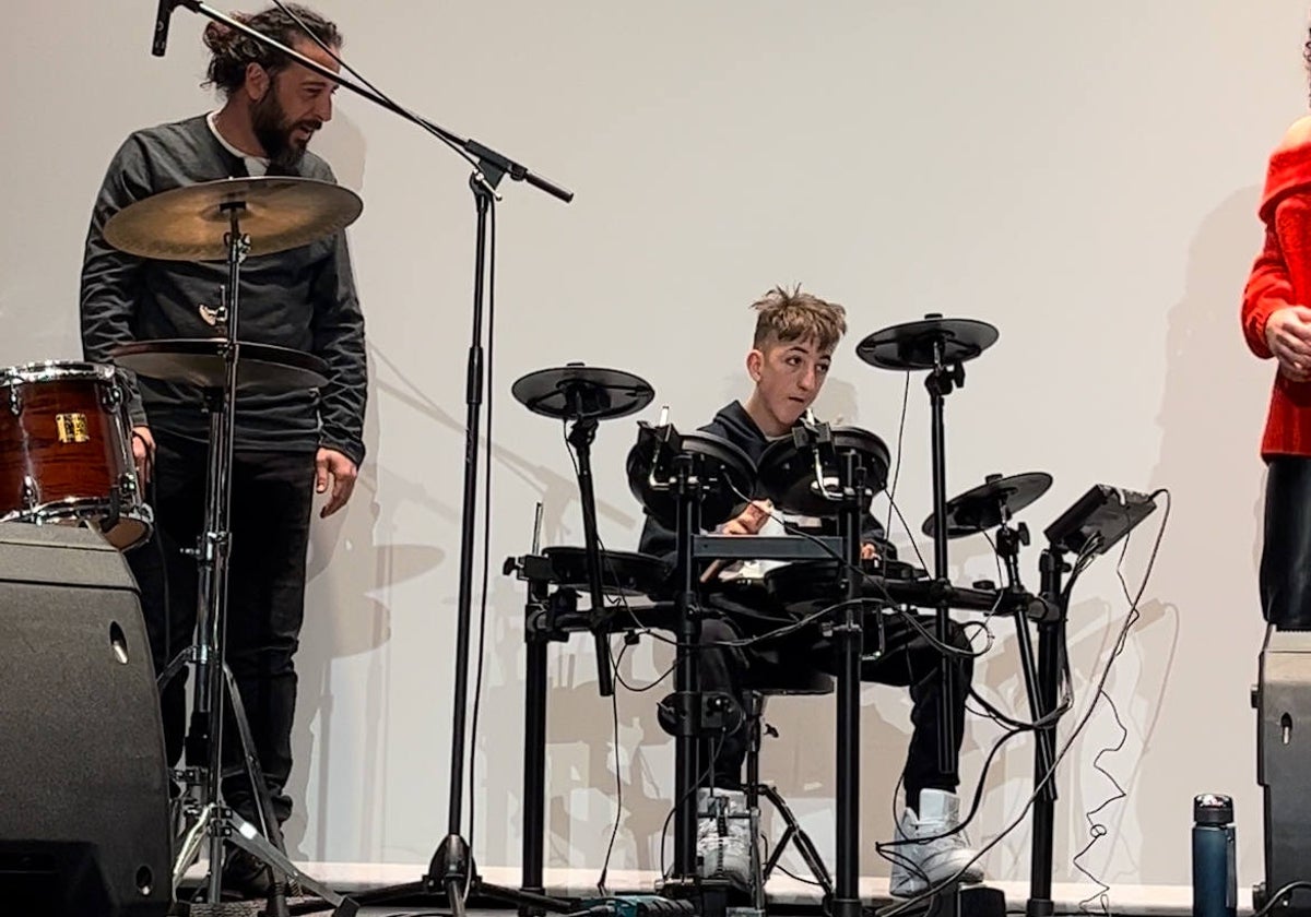 Iván Romera, durante el concierto de este viernes 29 en La Caja Blanca, toca por primera vez la batería en público junto a su profesor Sergio Díaz y Verso Libre Gospel Band.