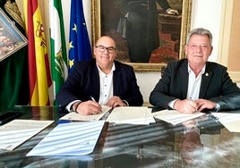 El alcalde veleño, Jesús Lupiáñez, y el presidente de la Agrupación de Cofradías, Francisco Javier García, en la firma del acuerdo.