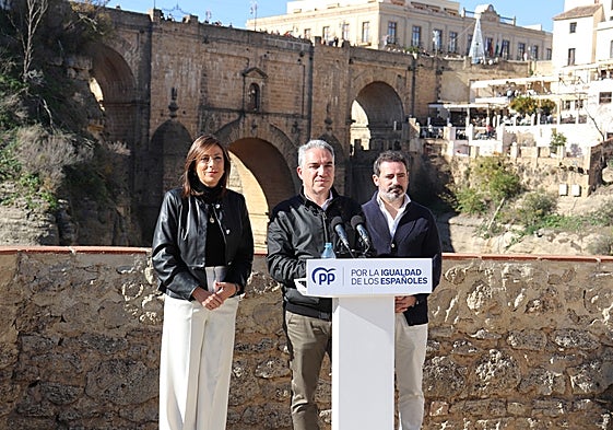 María de la Paz Fernández, Elías Bendodo y José Ramón Carmona y detrás El Tajo.