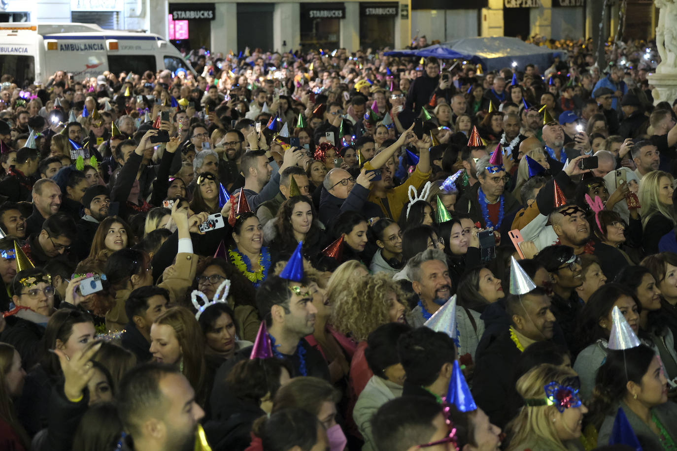 Multitud de personas eligieron el casco antiguo de la ciudad para dar la bienvenida al año 2023.