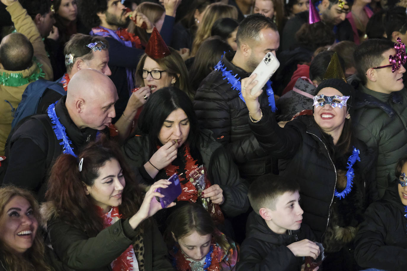 Multitud de personas eligieron el casco antiguo de la ciudad para dar la bienvenida al año 2023.