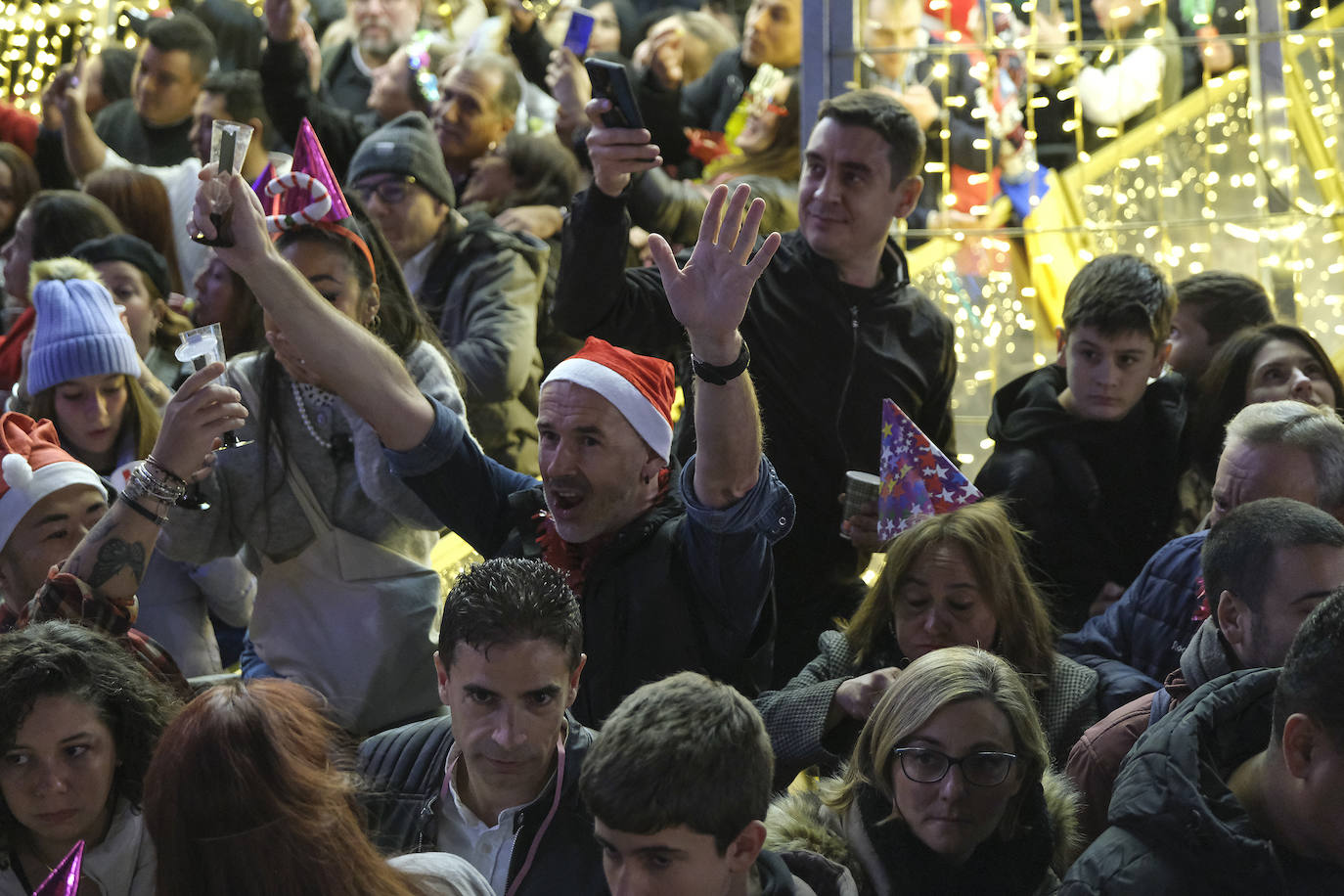 Multitud de personas eligieron el casco antiguo de la ciudad para dar la bienvenida al año 2023.