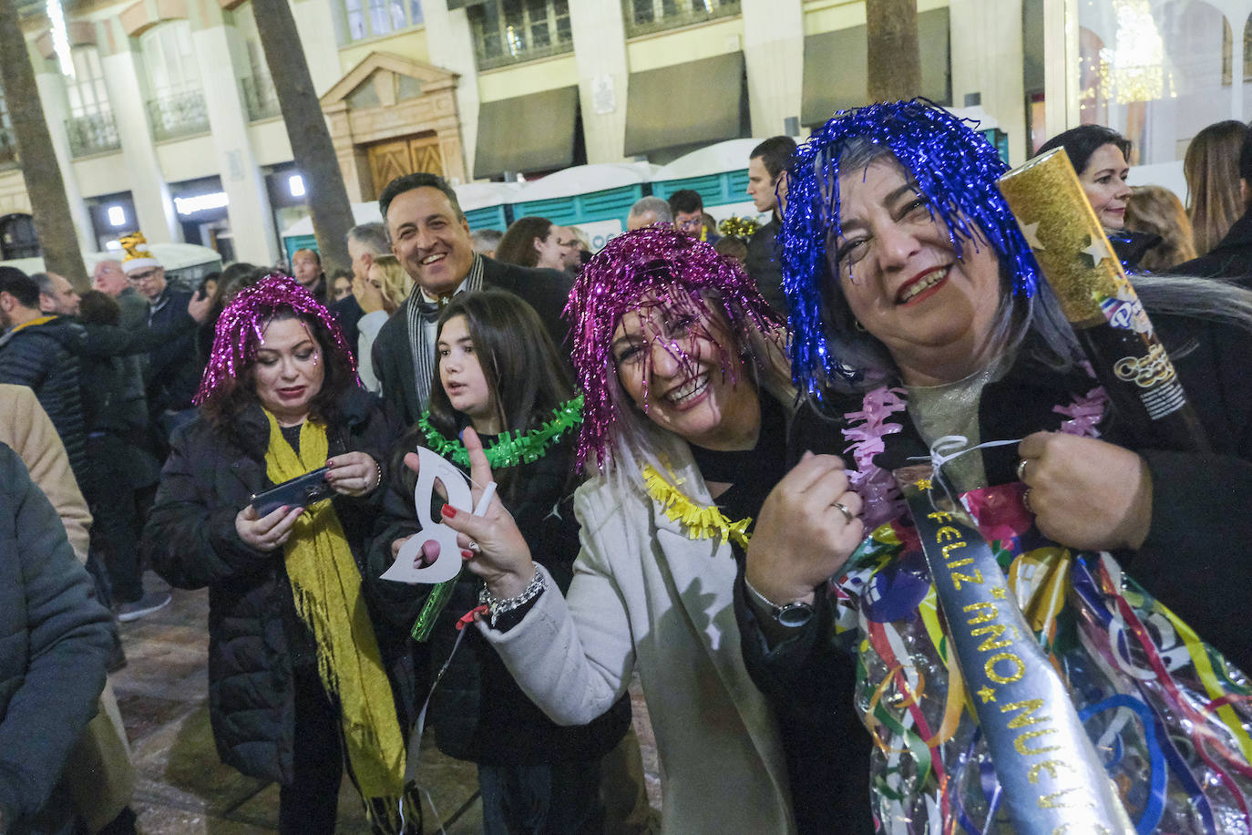 Multitud de personas eligieron el casco antiguo de la ciudad para dar la bienvenida al año 2023.