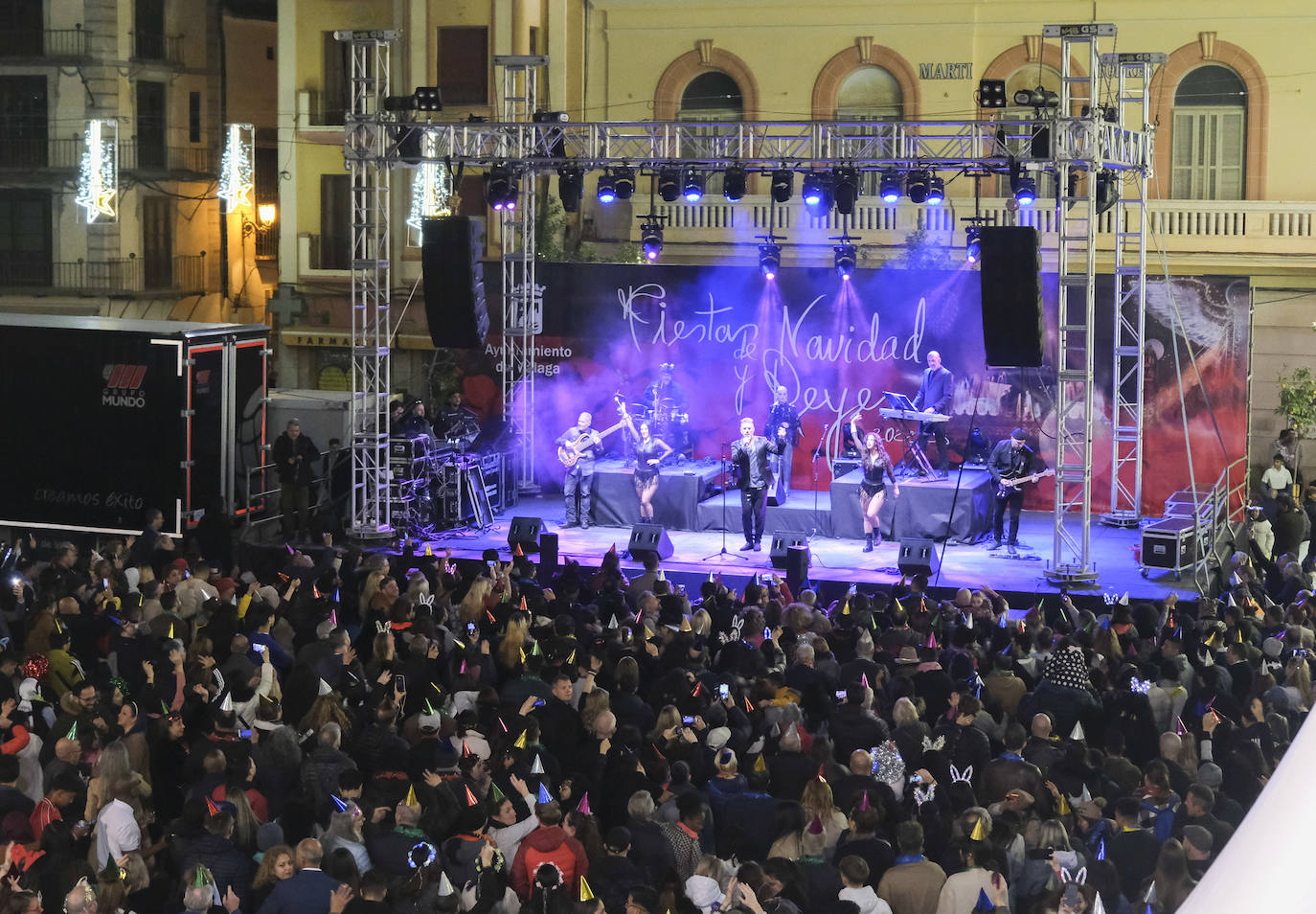 Multitud de personas eligieron el casco antiguo de la ciudad para dar la bienvenida al año 2023.