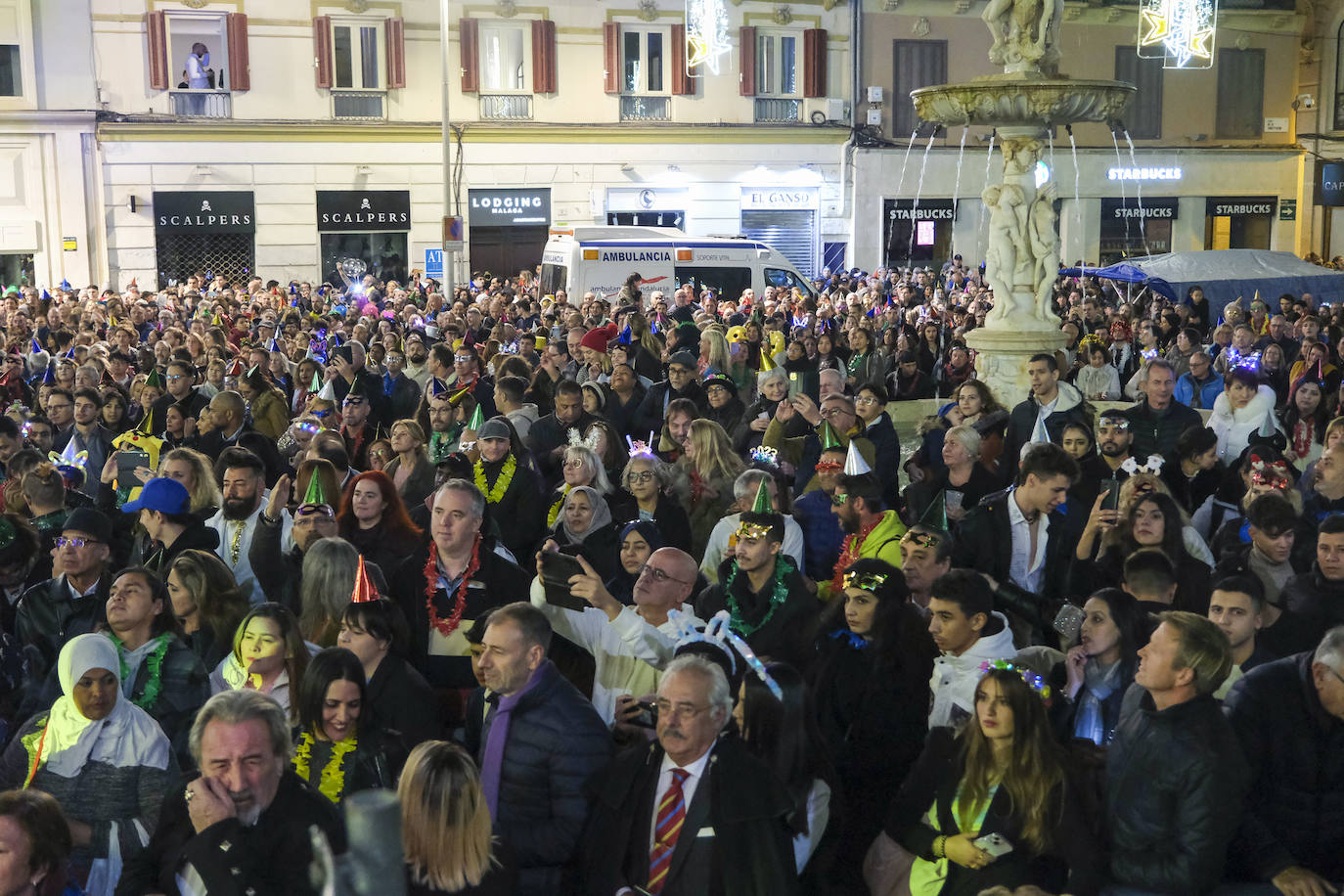 Multitud de personas eligieron el casco antiguo de la ciudad para dar la bienvenida al año 2023.