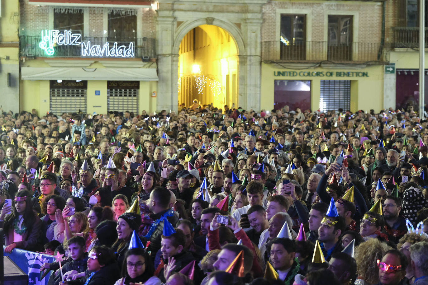 Multitud de personas eligieron el casco antiguo de la ciudad para dar la bienvenida al año 2023.