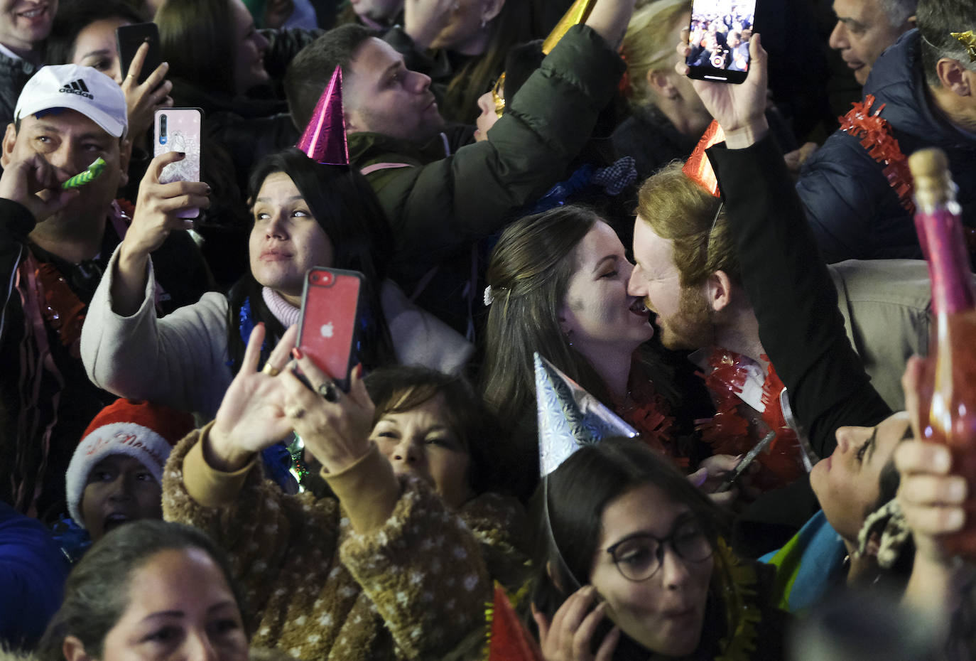 Multitud de personas eligieron el casco antiguo de la ciudad para dar la bienvenida al año 2023.