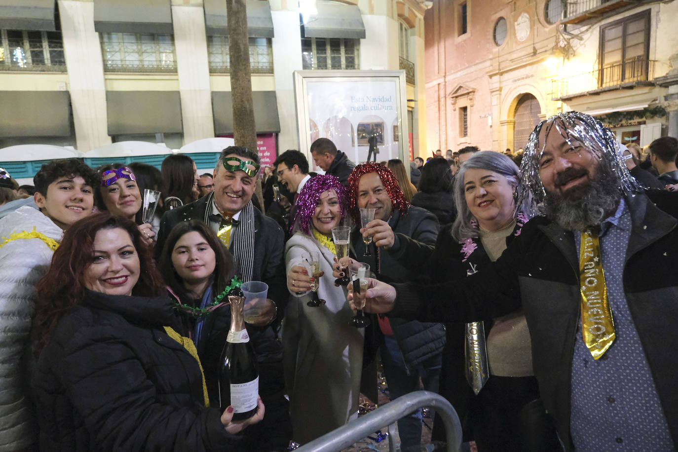 Multitud de personas eligieron el casco antiguo de la ciudad para dar la bienvenida al año 2023.