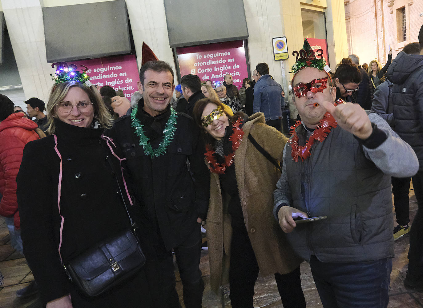 Multitud de personas eligieron el casco antiguo de la ciudad para dar la bienvenida al año 2023.