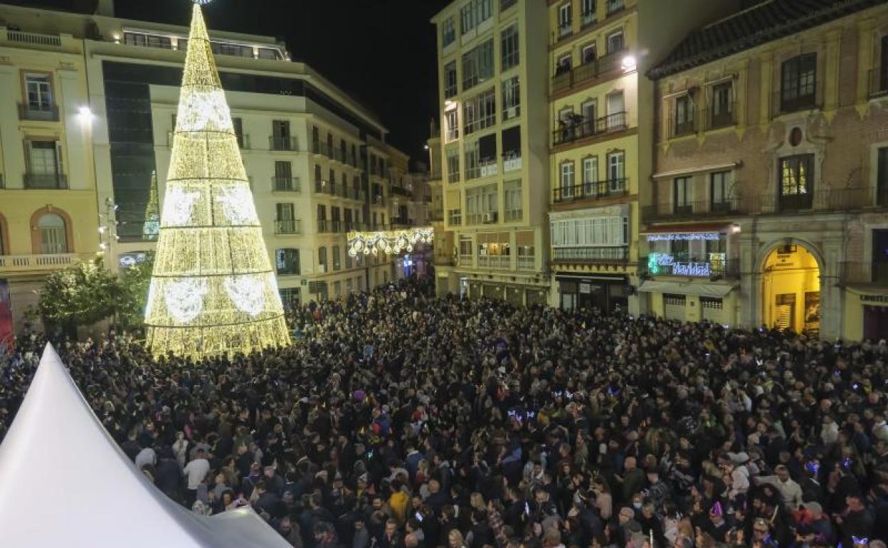 Numerosas personas acudieron a la plaza de la Constitución para recibir el nuevo año. 