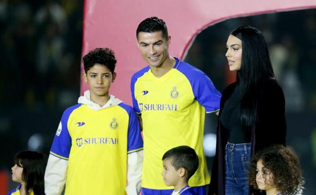 Cristiano Ronaldo, junto a su pareja y sus hijos, durante su presentación como nuevo jugador del Al Nassr. 