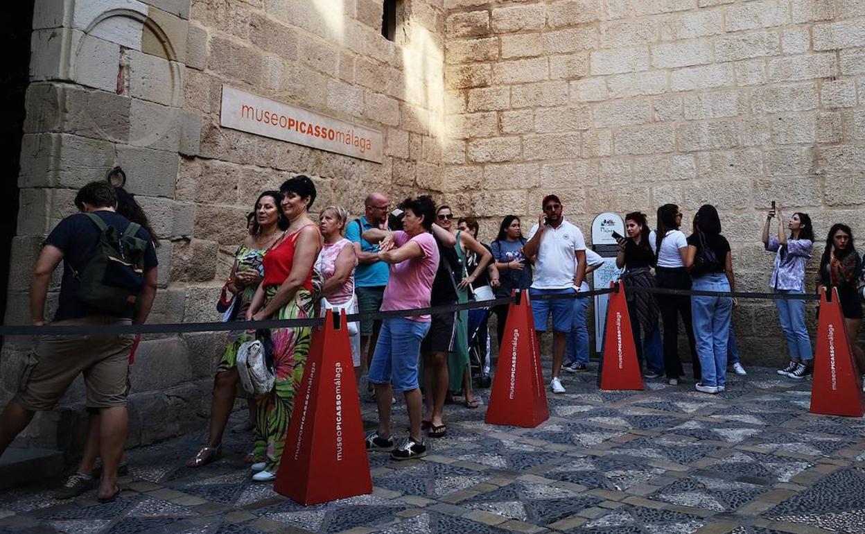 Visitantes en la entrada principal del Museo Picasso Málaga en la calle San Agustín. 