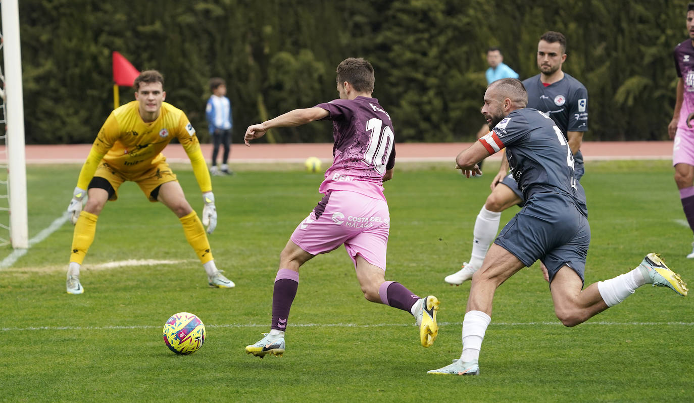 Las fotos del amistoso del Málaga contra el Winterthur suizo en Coín. El equipo blanquiazul a las órdenes de Pepe Mel se tomó el partido para coger ritmo después del parón navideño antes de reanudar la Liga y perdió por 0-1.