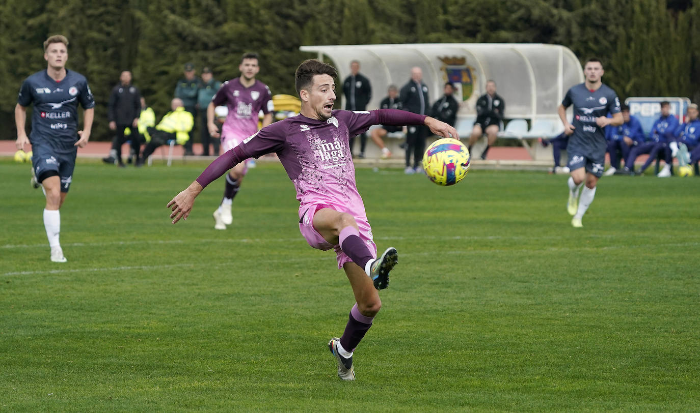 Las fotos del amistoso del Málaga contra el Winterthur suizo en Coín. El equipo blanquiazul a las órdenes de Pepe Mel se tomó el partido para coger ritmo después del parón navideño antes de reanudar la Liga y perdió por 0-1.