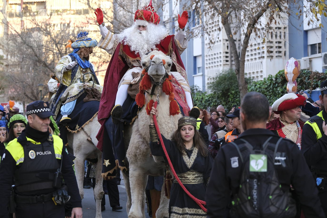 Melchor, Gaspar y Baltasar llegaron en helicóptero al Colegio Doctor Fleming y posteriormente recorrieron las calles del distrito en sus camellos.