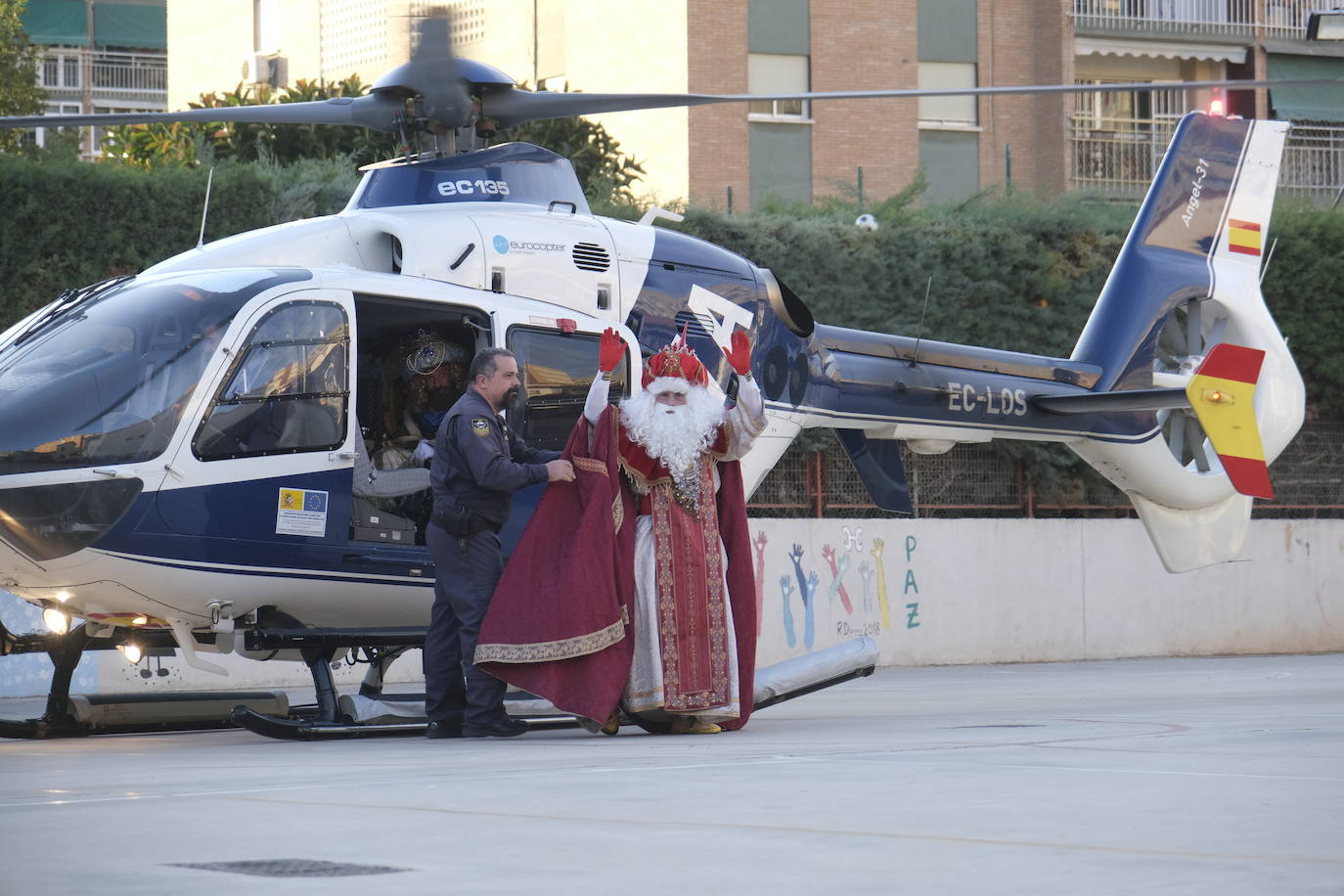 Melchor, Gaspar y Baltasar llegaron en helicóptero al Colegio Doctor Fleming y posteriormente recorrieron las calles del distrito en sus camellos.