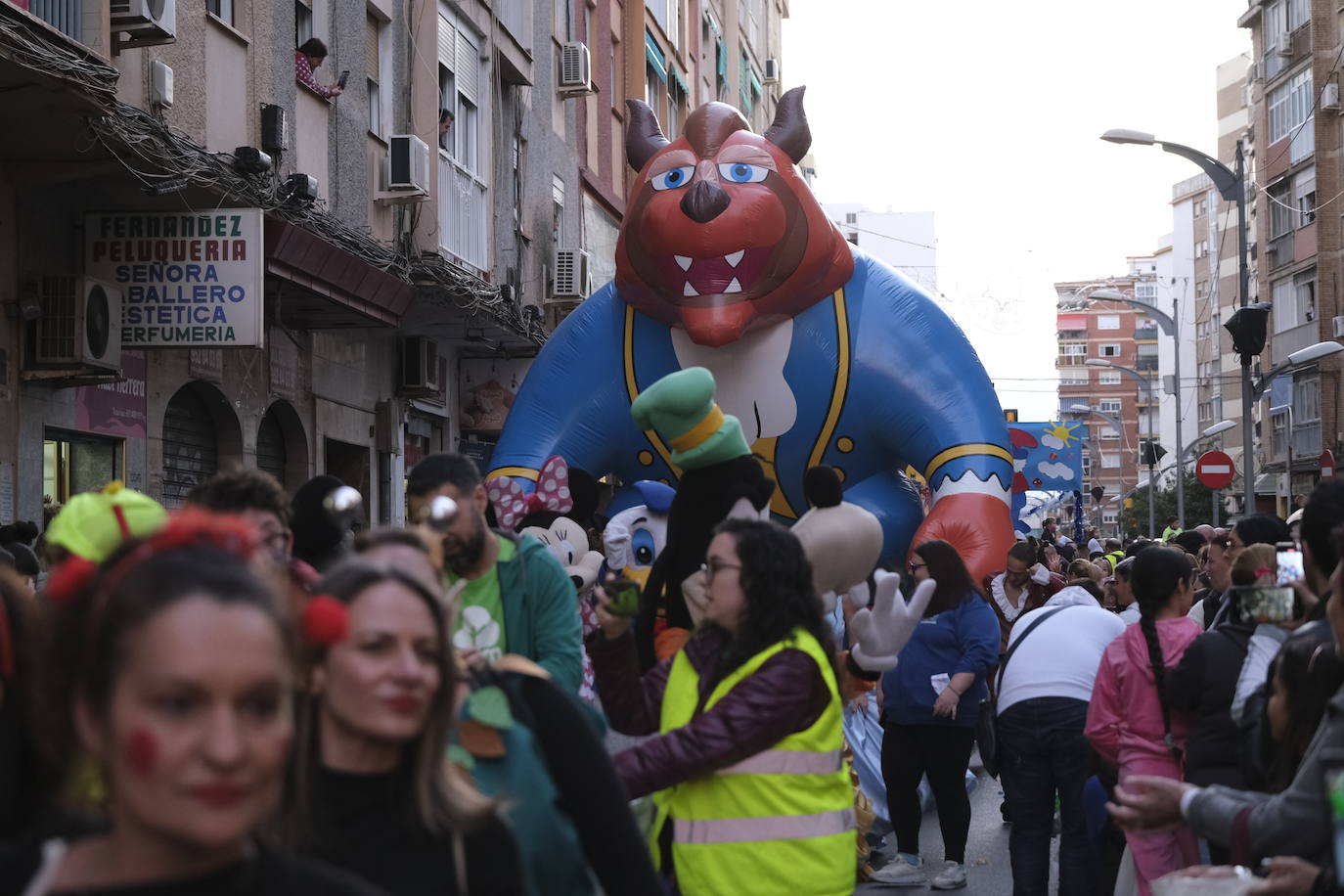 Melchor, Gaspar y Baltasar llegaron en helicóptero al Colegio Doctor Fleming y posteriormente recorrieron las calles del distrito en sus camellos.