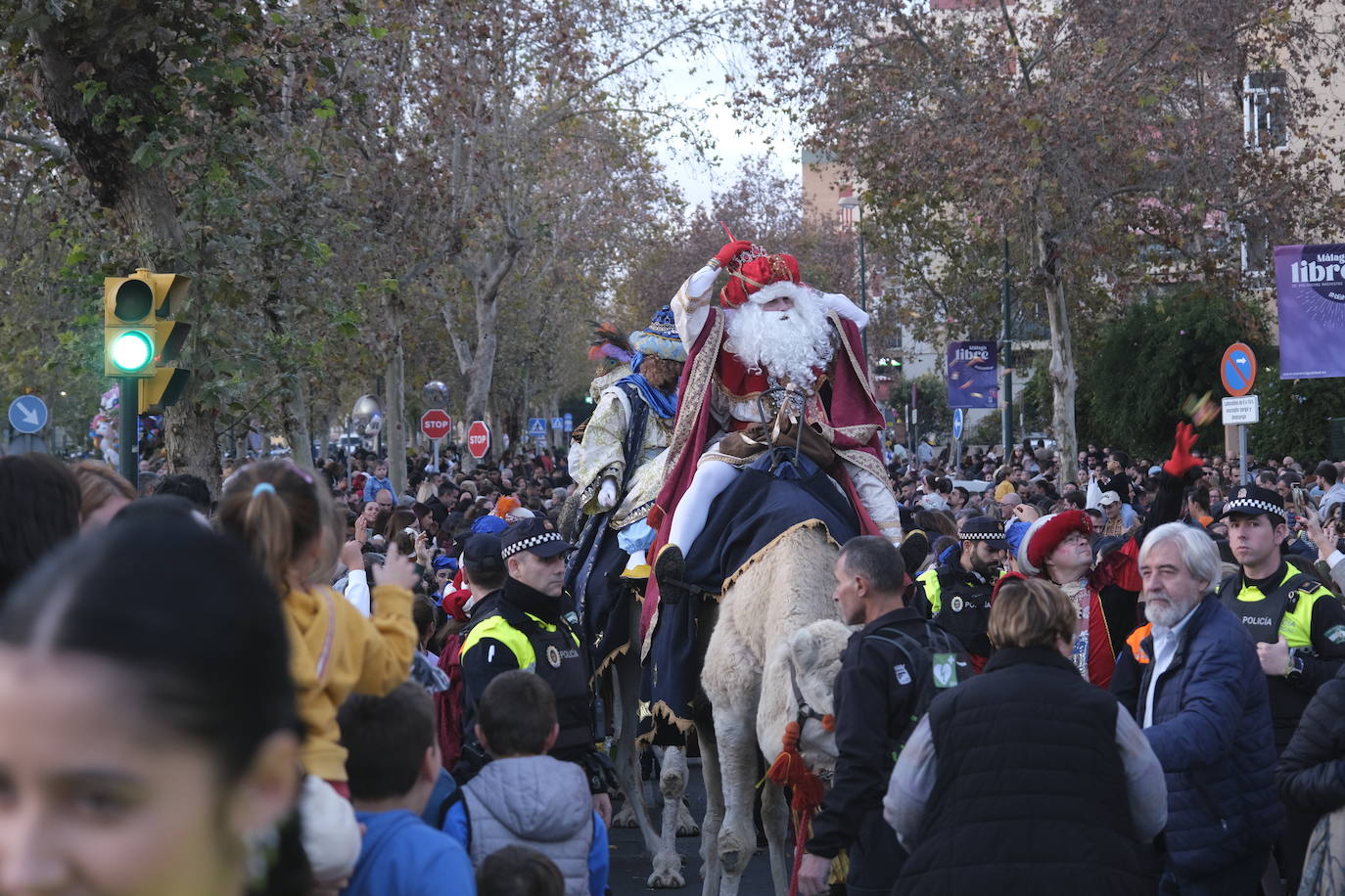 Melchor, Gaspar y Baltasar llegaron en helicóptero al Colegio Doctor Fleming y posteriormente recorrieron las calles del distrito en sus camellos.