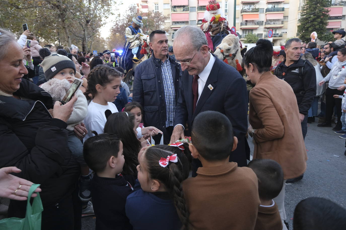 Melchor, Gaspar y Baltasar llegaron en helicóptero al Colegio Doctor Fleming y posteriormente recorrieron las calles del distrito en sus camellos.