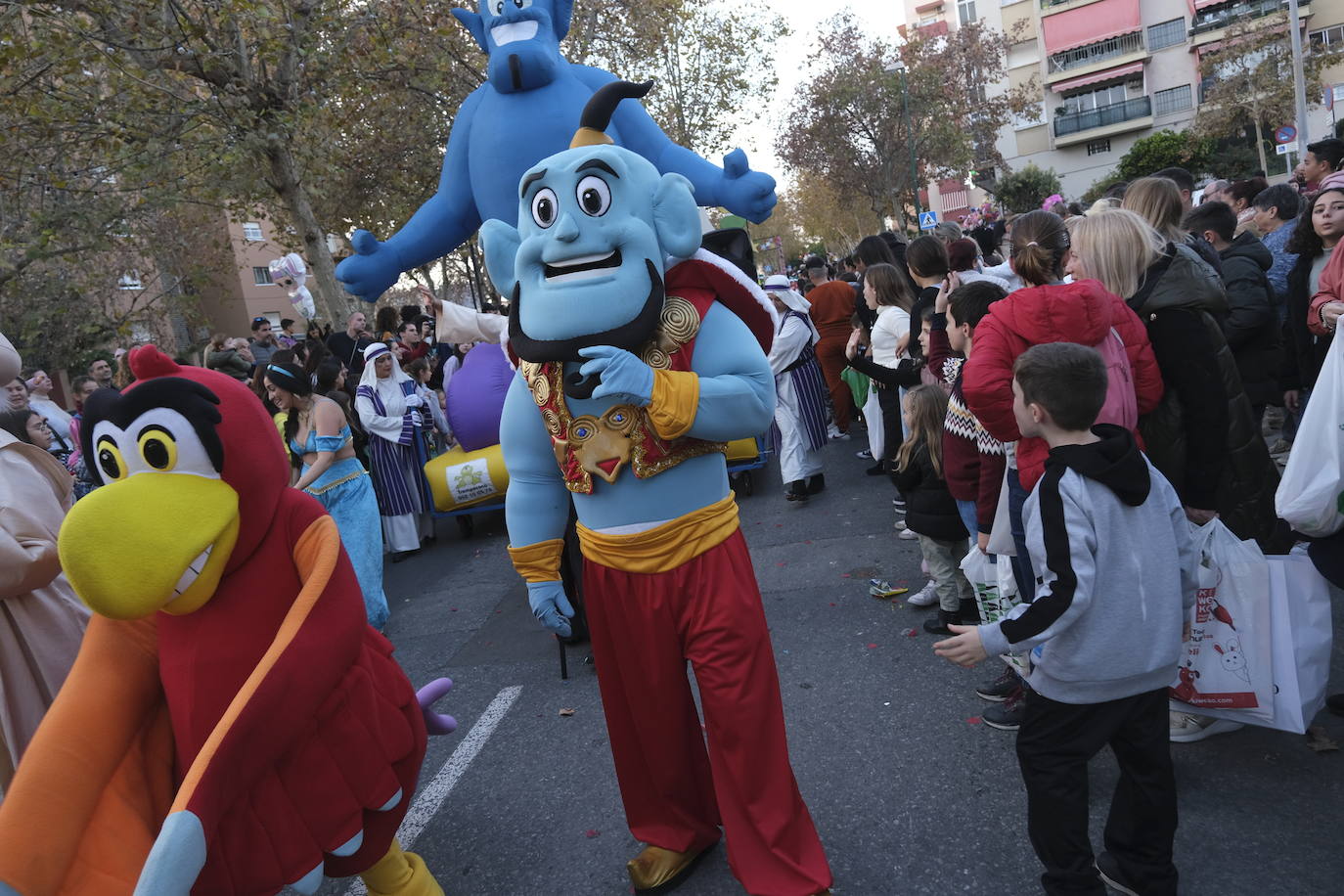 Melchor, Gaspar y Baltasar llegaron en helicóptero al Colegio Doctor Fleming y posteriormente recorrieron las calles del distrito en sus camellos.