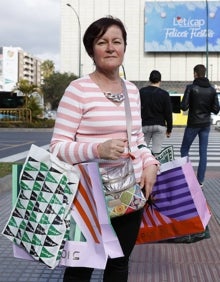 Imagen secundaria 2 - En la imagen superior, zona de la compra de juguetes; a la izquierda, colas en las tiendas de joyas y bisutería; a la derecha, la malagueña Pilar Martín, con sus compras del día. 