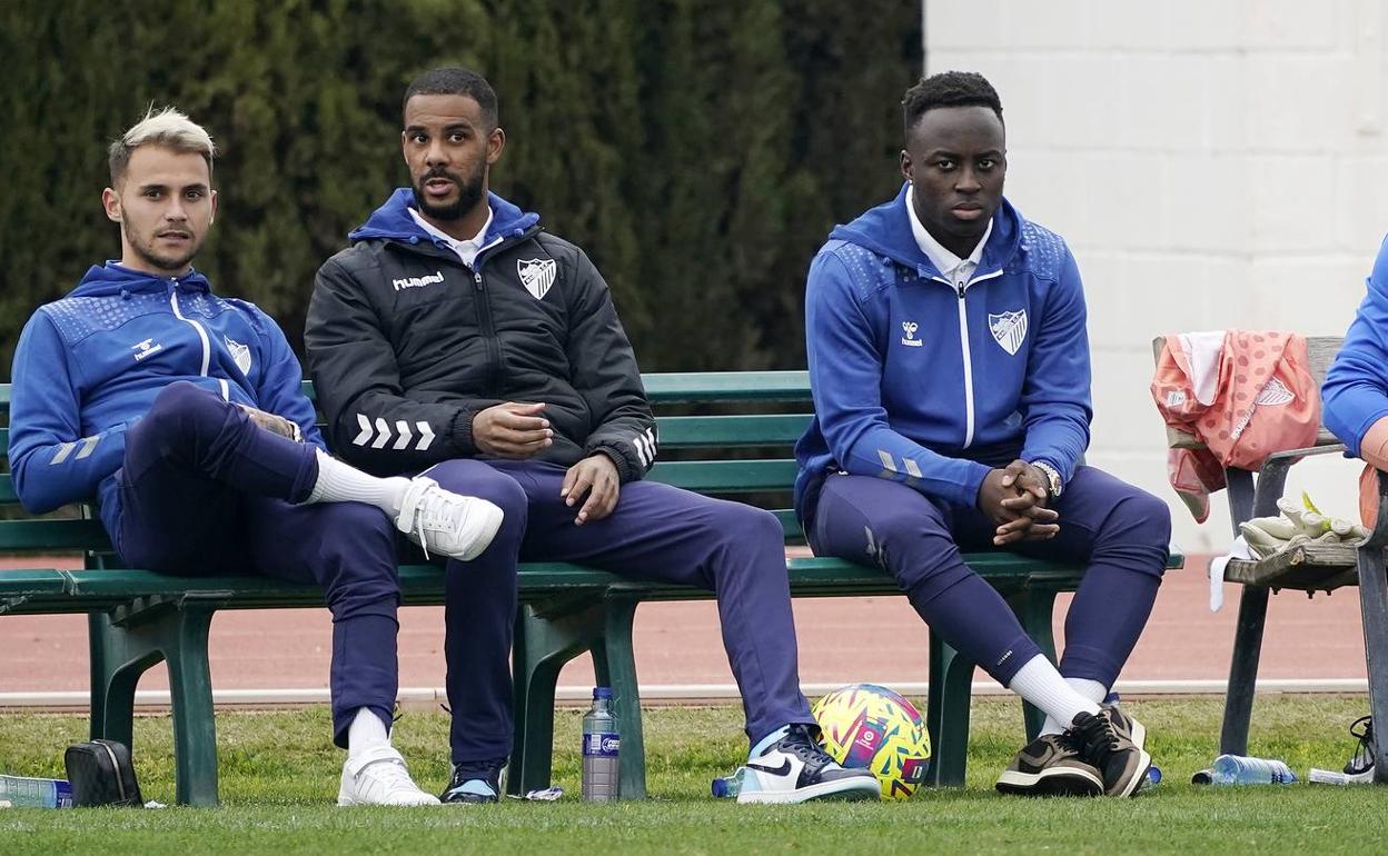 Appiah (derecha) sigue el amistoso del Málaga ante el Winterthur en Coín junto a Fran Villalba y Ramalho. 