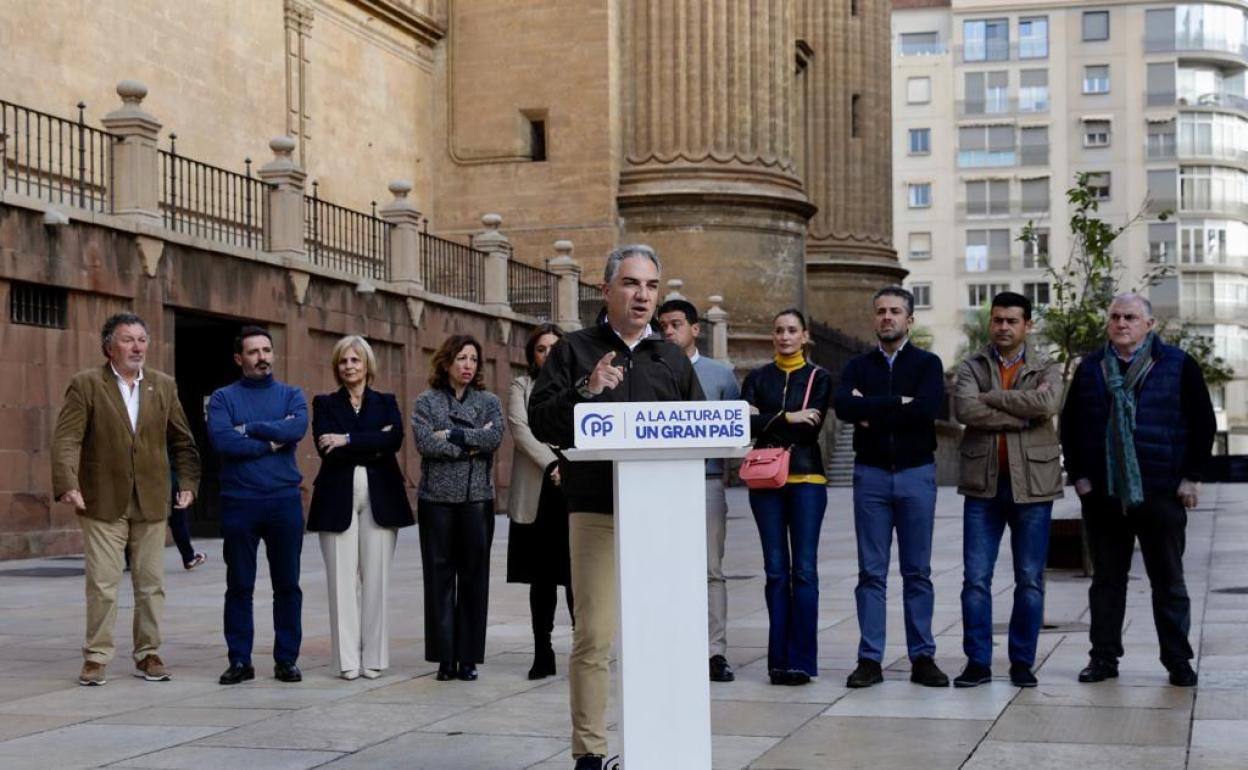 Bendodo, junto a los integrantes del comité de dirección del PP de Málaga, esta mañana.