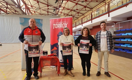 Acto de presentación del torneo benéfico de baloncesto, este miércoles en Torrox. 